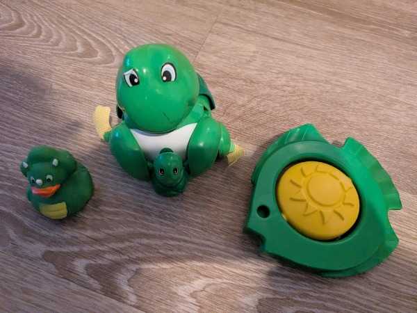 Small bundle of bath toys