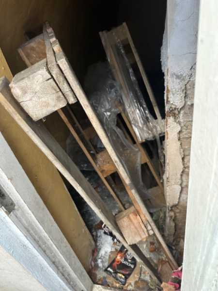 Free Pallets (4 available, different sizes)
