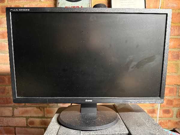 iiyama 24 inch HD monitor (not receiving power)