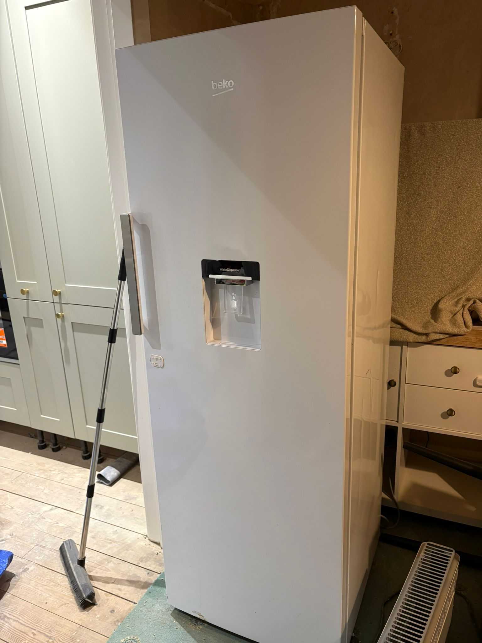 Freestanding fridge
