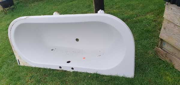 Freestanding bath